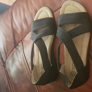 Earth spirit Gelron cushion black sandals, size 8